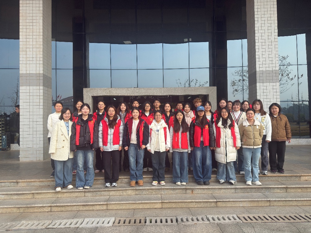 一群人站在建筑前

AI 生成的内容可能不正确。